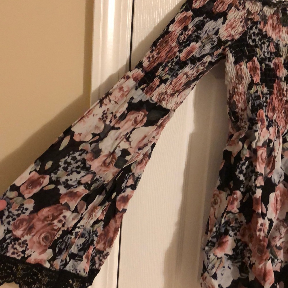 BRAND NEW floral off the shoulder bell sleeve top - Picture 4 of 8